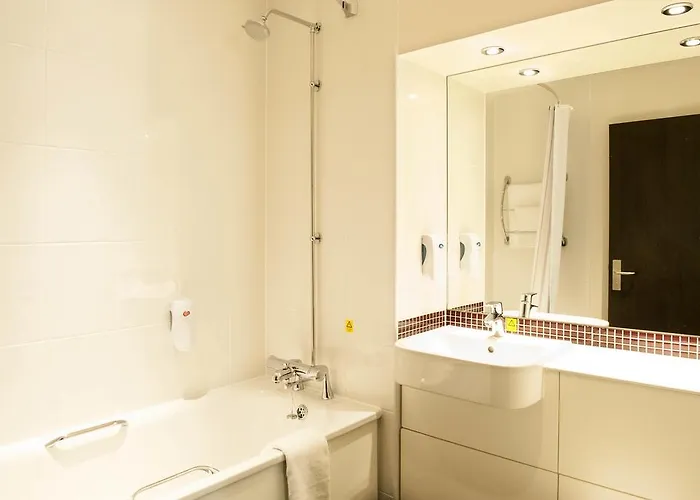 Premier - Blossom St South 酒店 3*